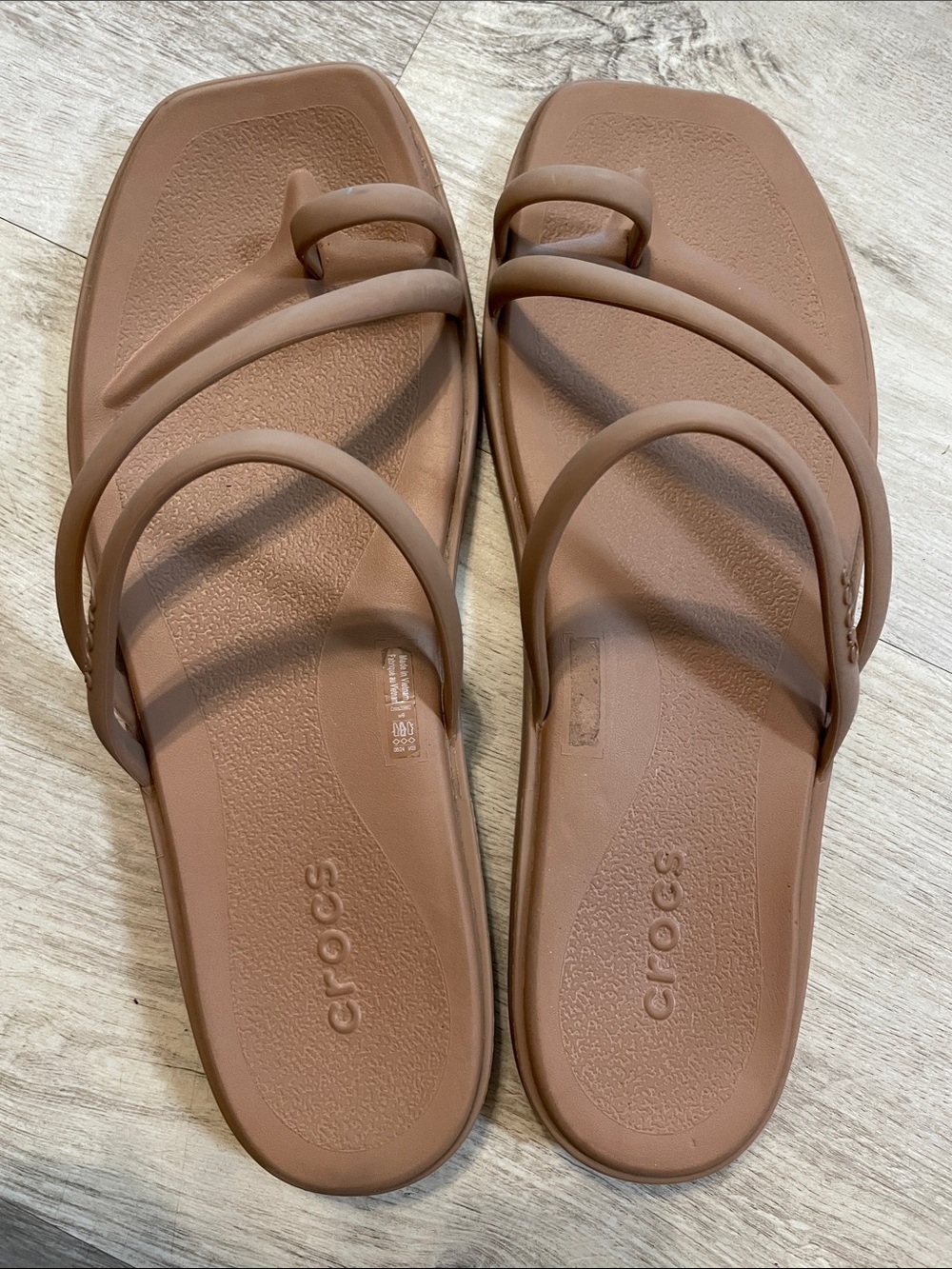 CROCS Women's Tan Strappy Toe-Loop Slide Sandals - Picture 4 of 4